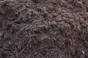 Shredded bark mulch in Peoria IL, chocolate-dyed mulch, wholesale mulch in Peoria IL